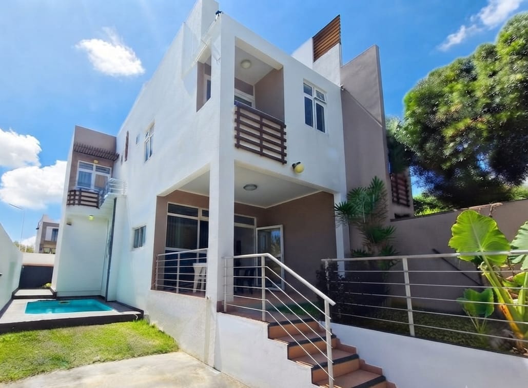 Duplex paisible avec piscine privée au centre de Grand Baie