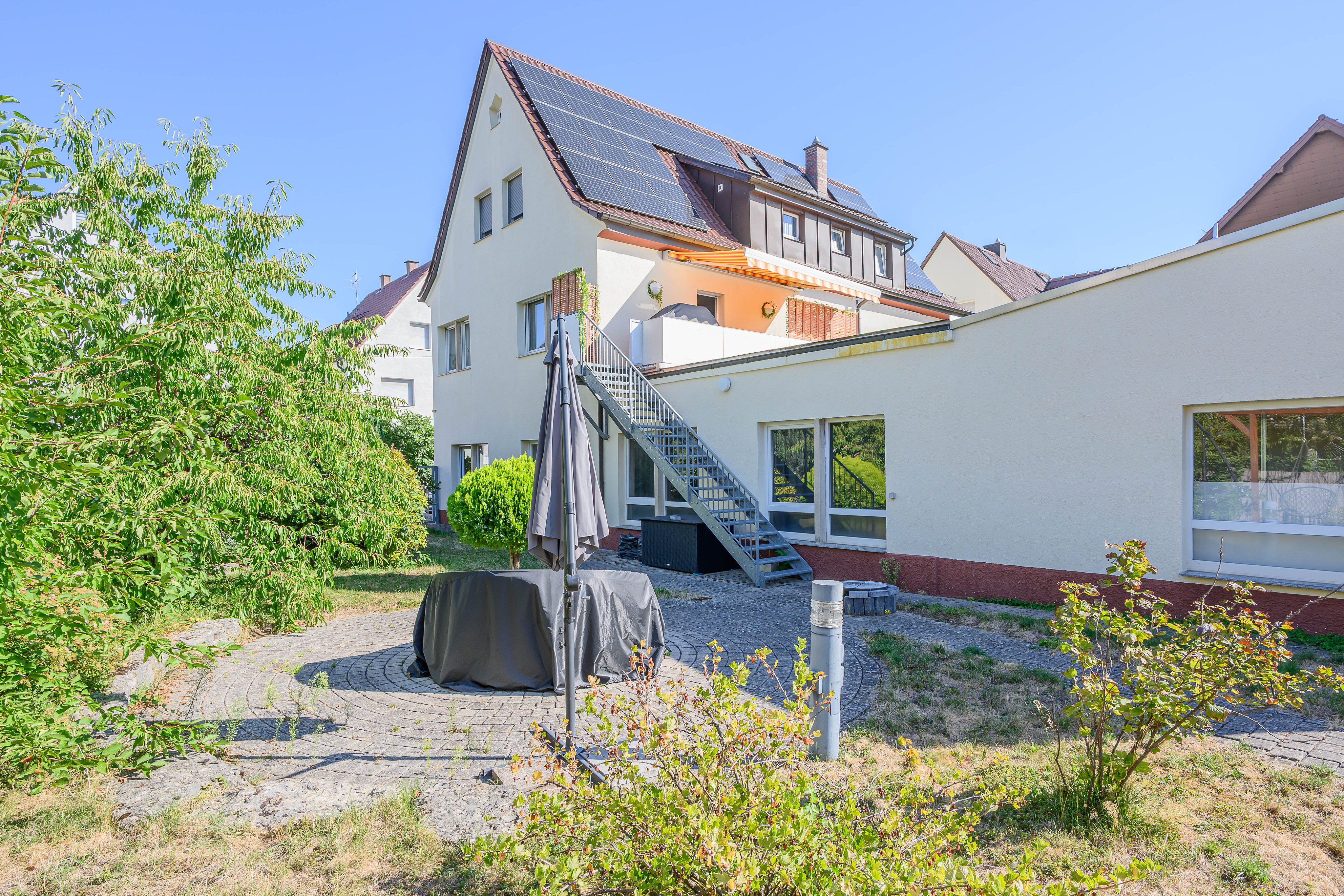 Einfamilienhaus mit zwei Wohneinheiten mit PV-Anlage!