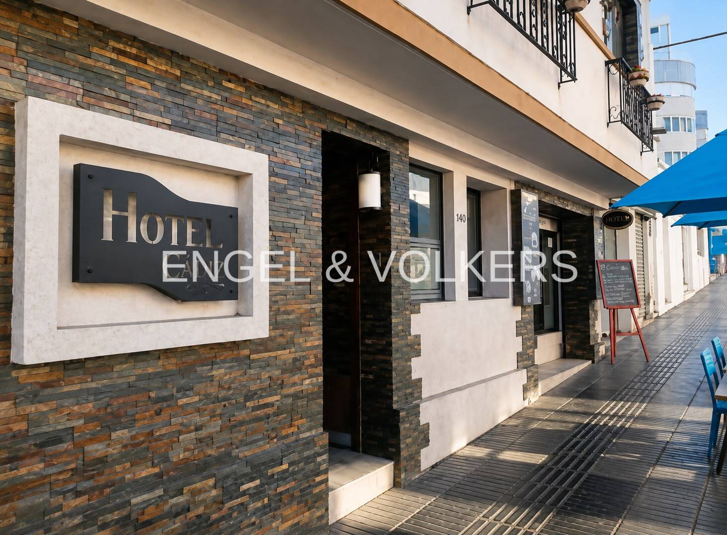 Propiedad comercial con hotel y locales en pleno centro de San Antonio