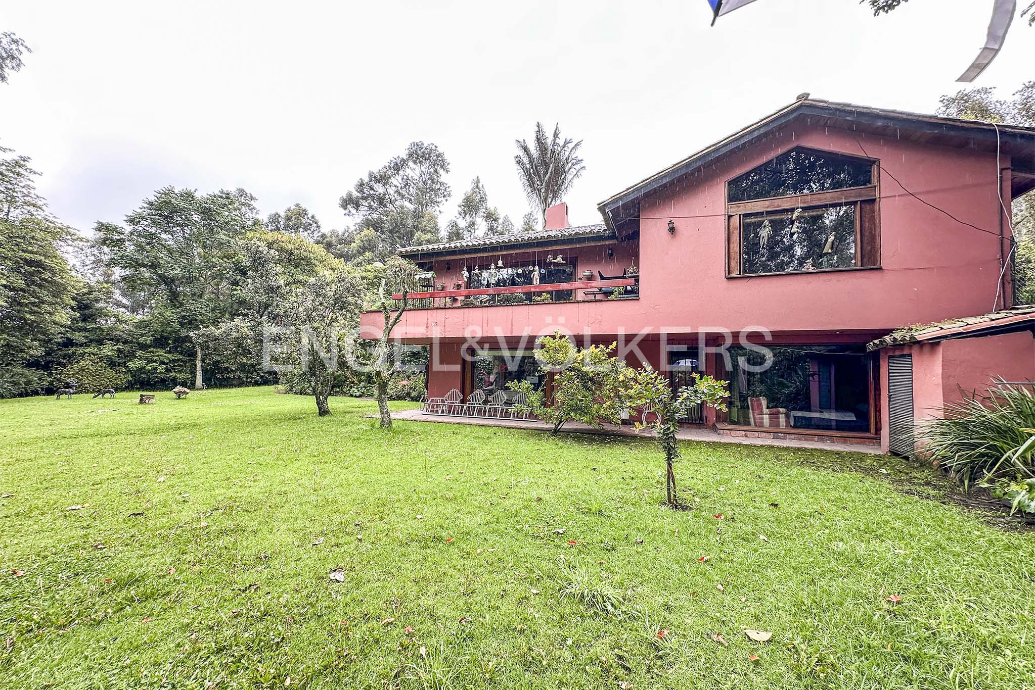 Casa campestre con jardines para arriendo en cerros de suba