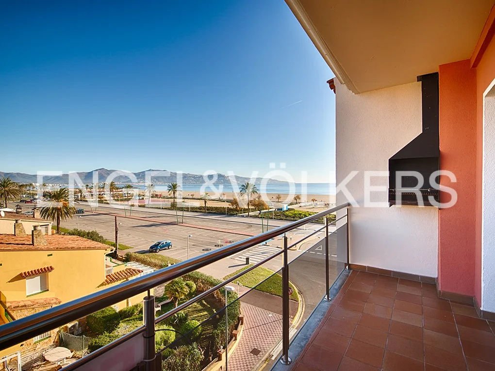 Penthouse with sea and mountain views, Parking included