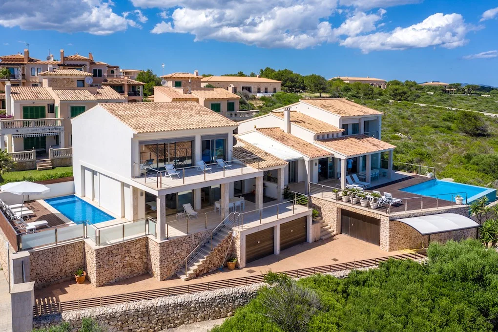 Modern villa with sea view and rental licence in Cala Magrana