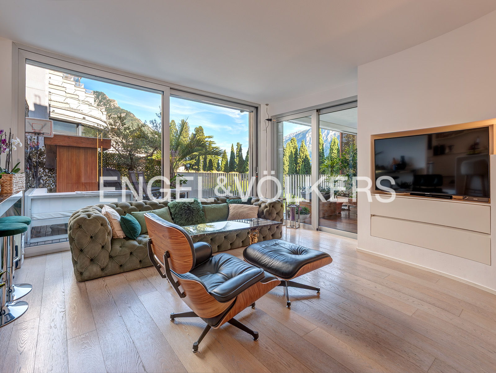 Prestigious apartment with lake view