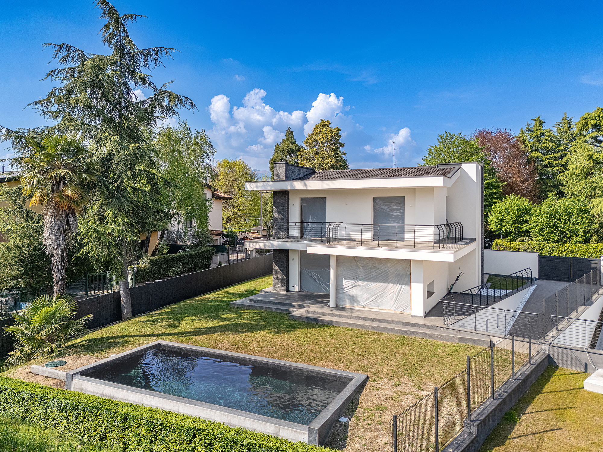 Modern villa with swimming pool in the heart of Inverigo