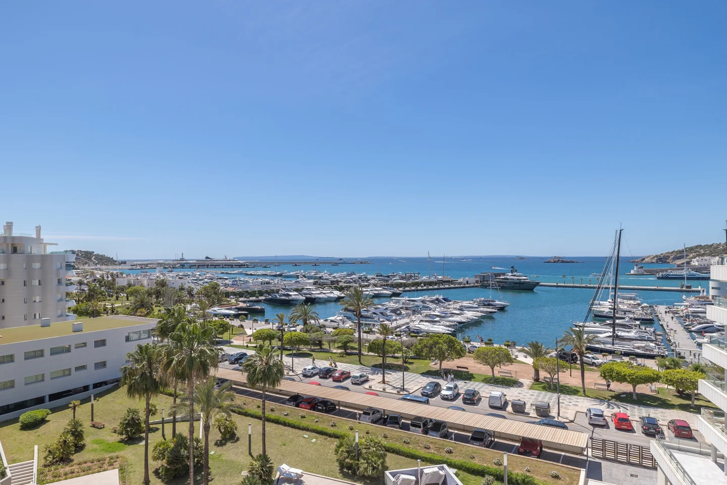 Beautiful apartment with views to the sea and the old town in Marina Botafoch