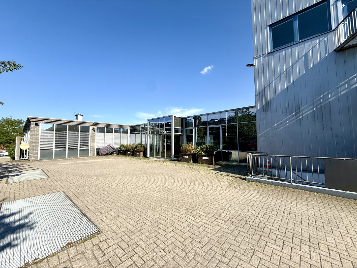 Hochwertige Showroom-, Lager und Büroflächen in Flughafennähe