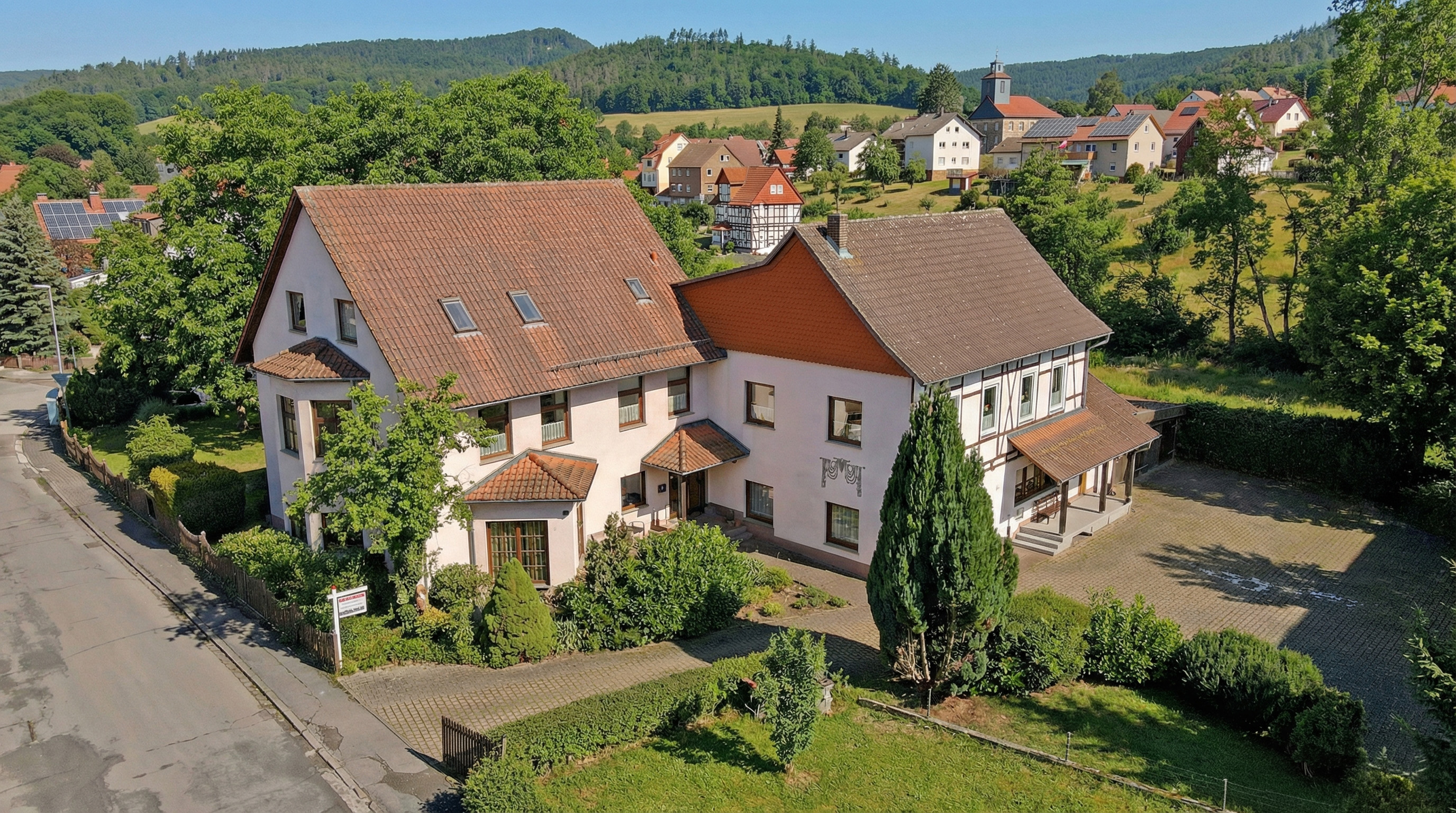 Raum für Visionen und Konzepte: Wohn- und Geschäftshaus mit mehreren Nutzungsmöglichkeiten und parkähnlichem Grundstück
