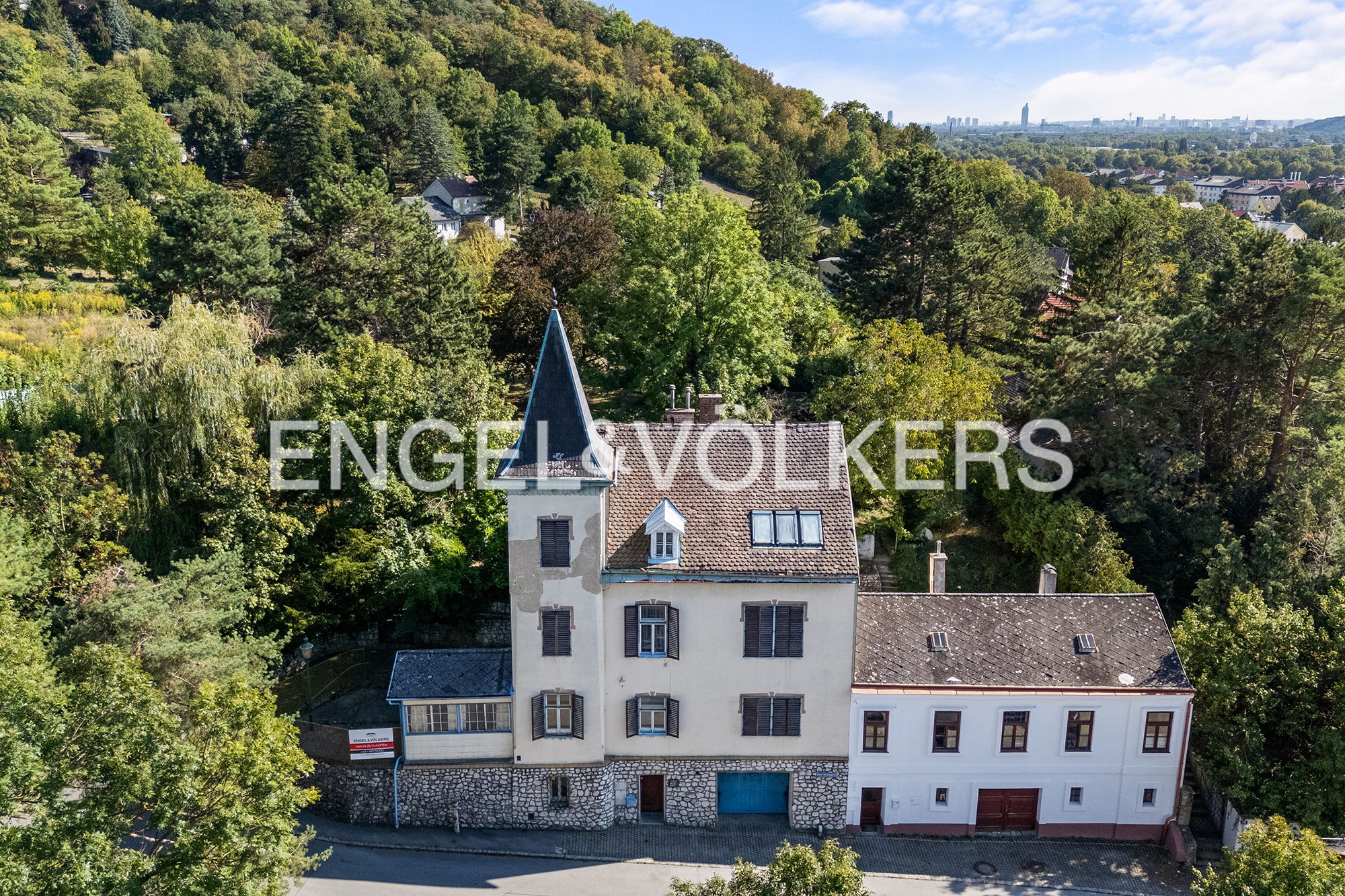 A hint of history – Tower house in a quiet location near Vienna