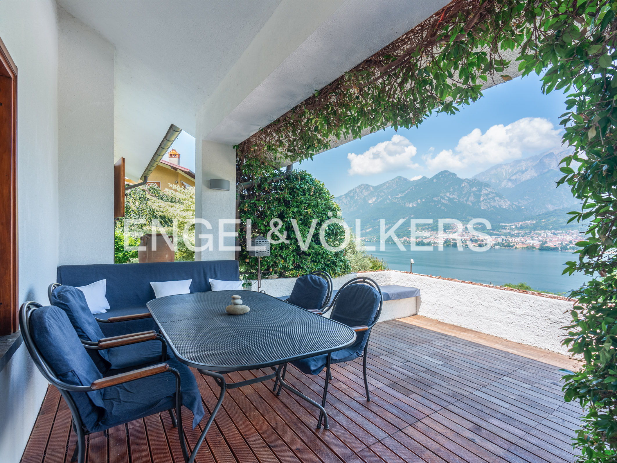 Single villa on Lake Como with splendid views