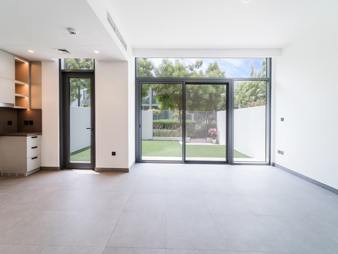 Vacant l Ready to Move in l Near Amenties