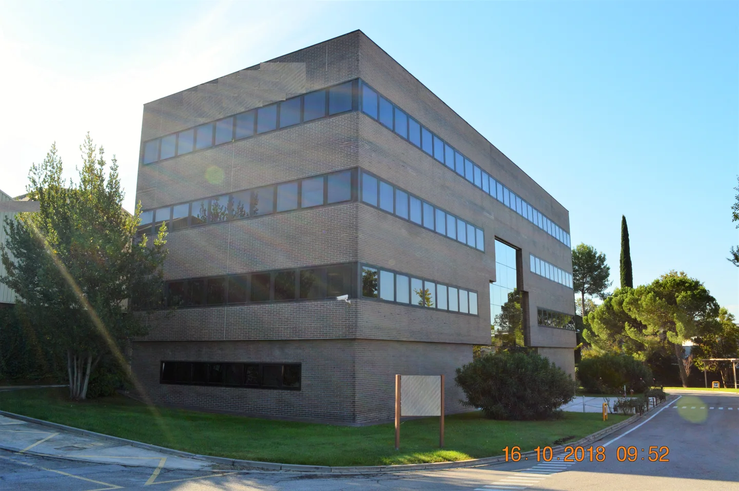 Alquiler oficinas de 280m2 en edificio corporativo en Rubi