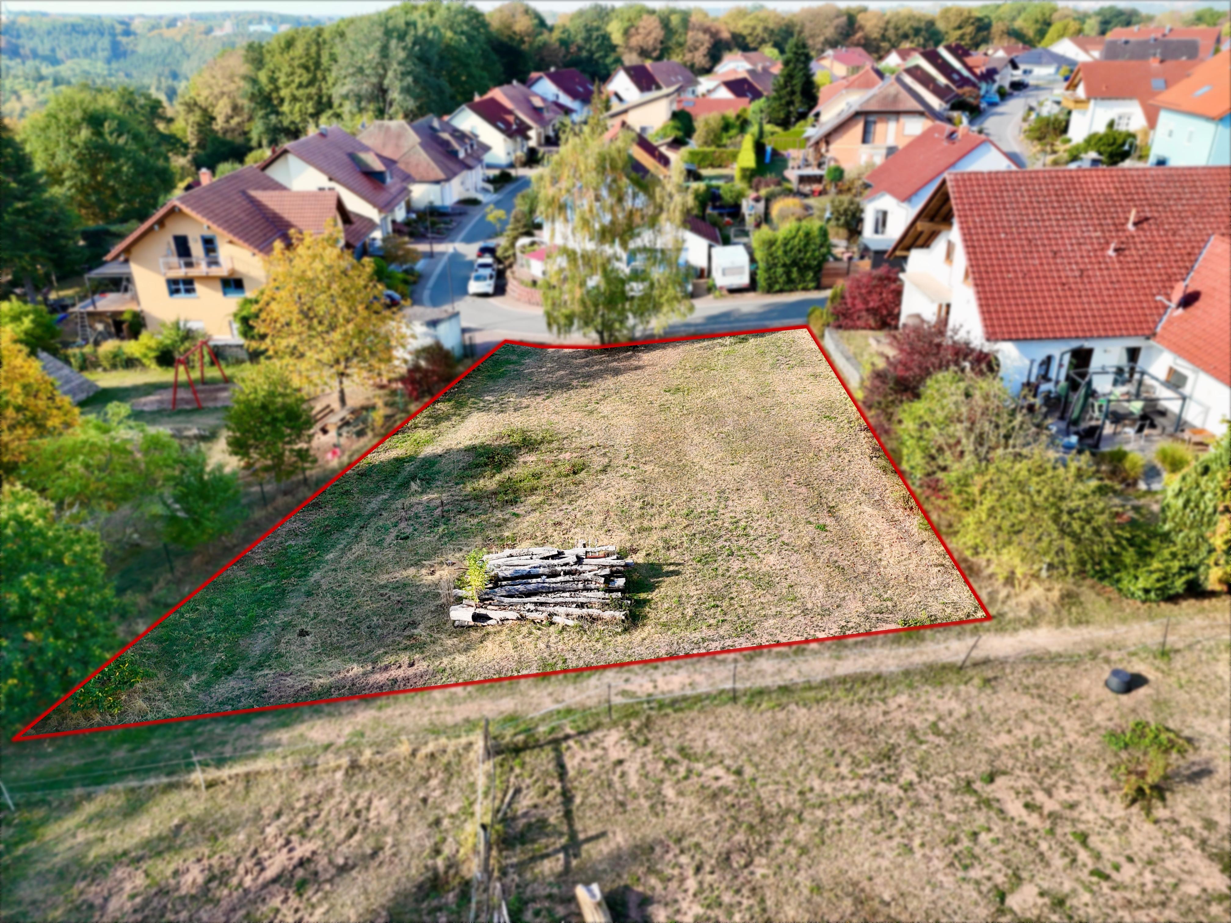 Ebenes Baugrundstück in Feldrandlage – bebaubar mit bis zu 3 Wohneinheiten