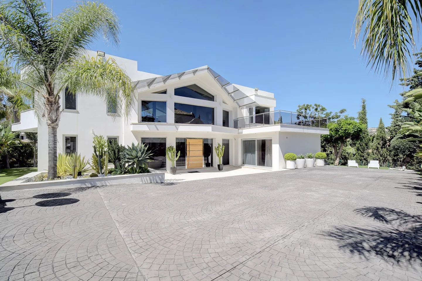 Modern villa in Los Naranjos Golf located in a gated community