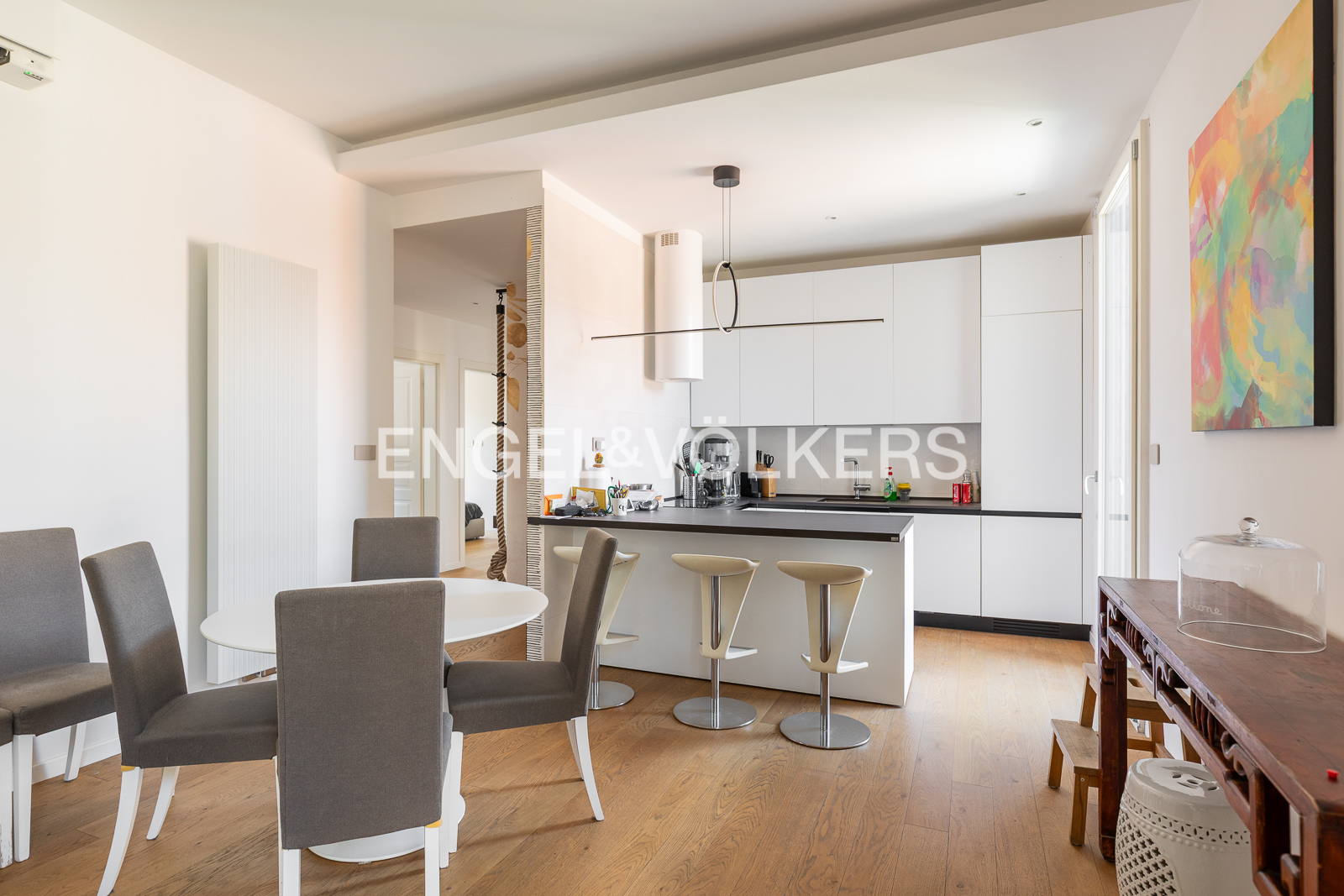 Bright four-room apartment on Via Pellegrino Matteucci