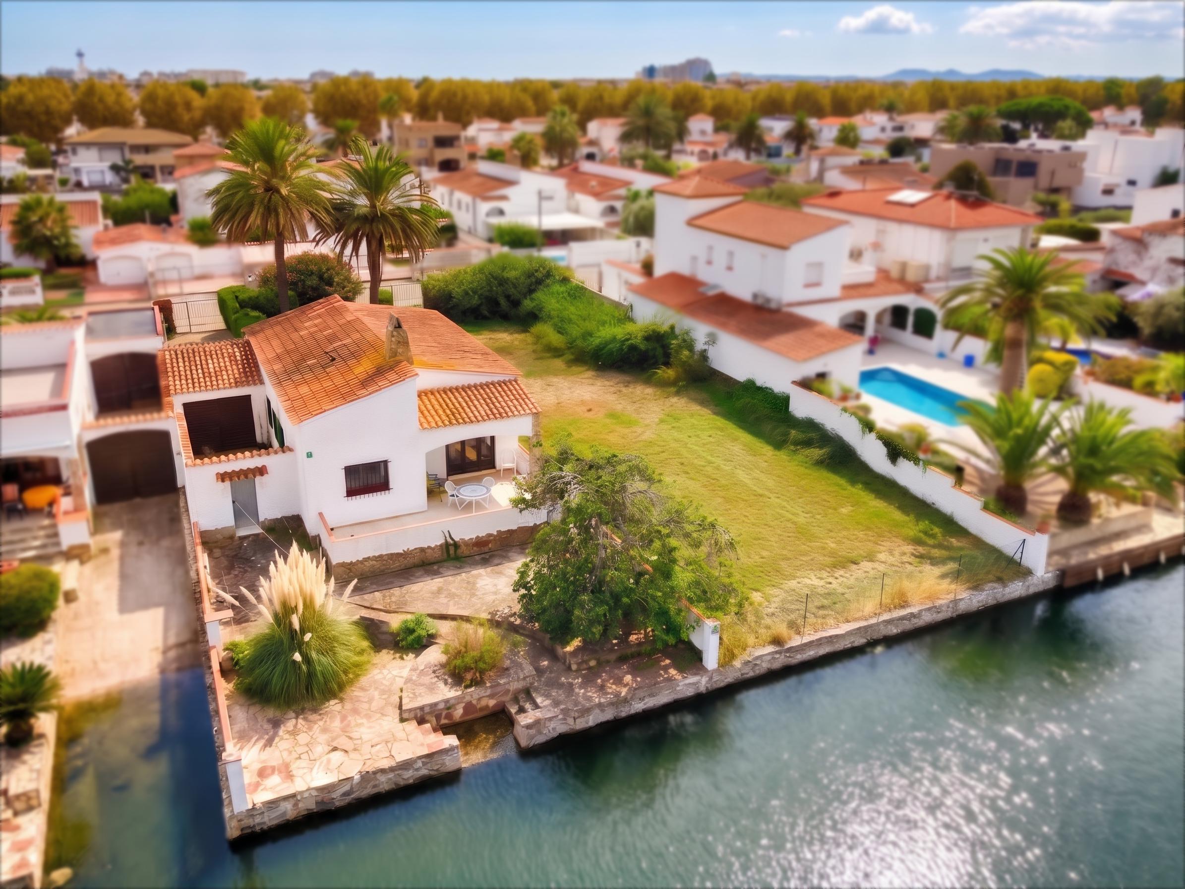 1,000 m² plot with 25-meter mooring and great potential