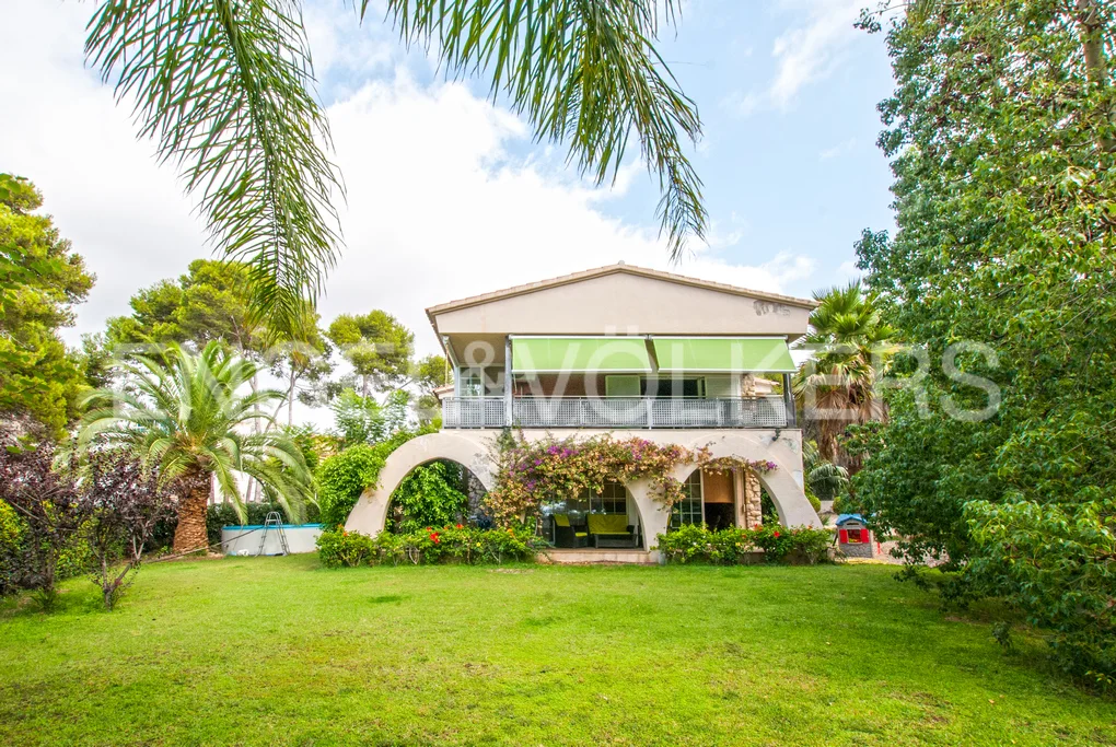 Exceptional home with a large plot and views of the sea