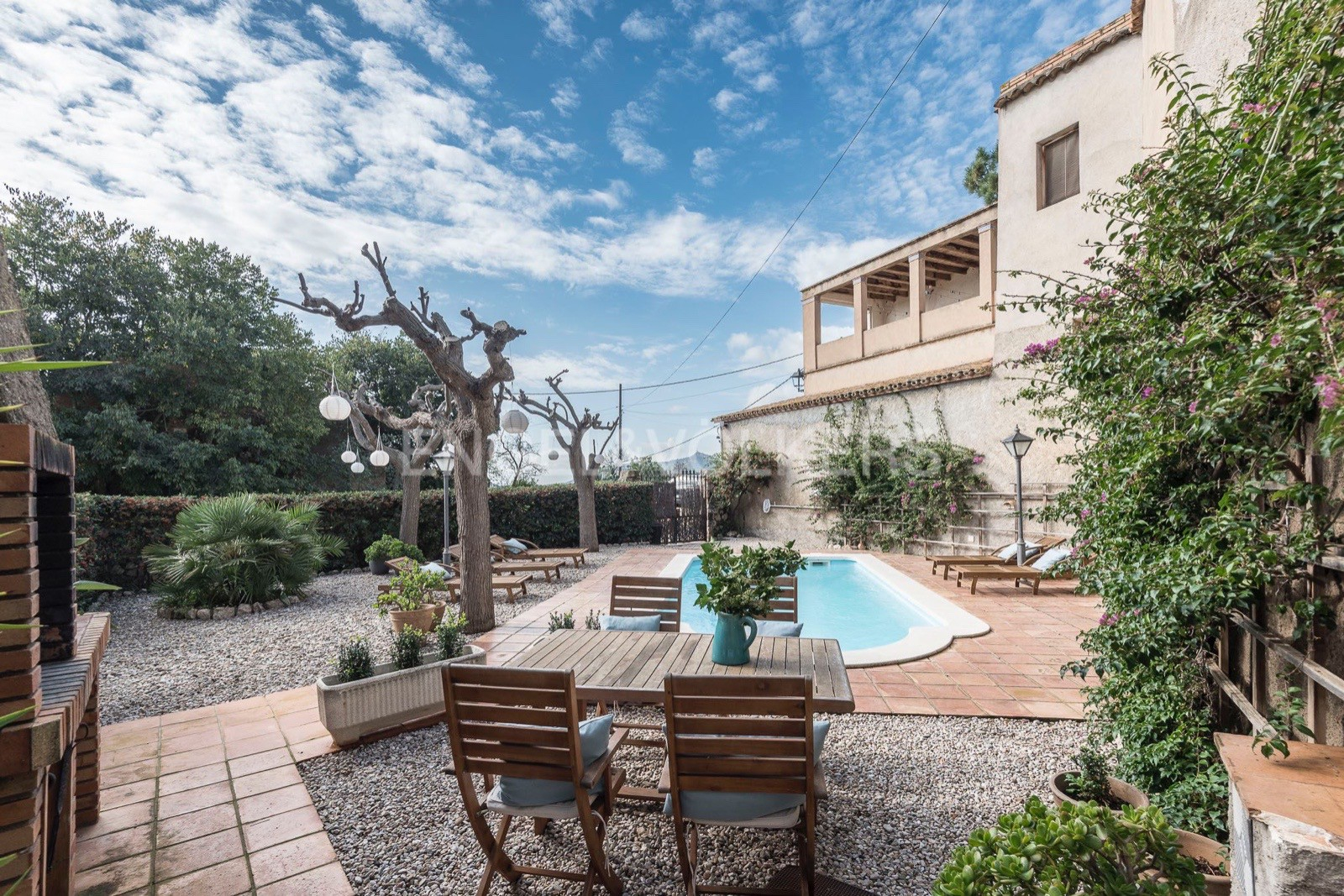 Elegant Catalan farmhouse with character and a privileged setting