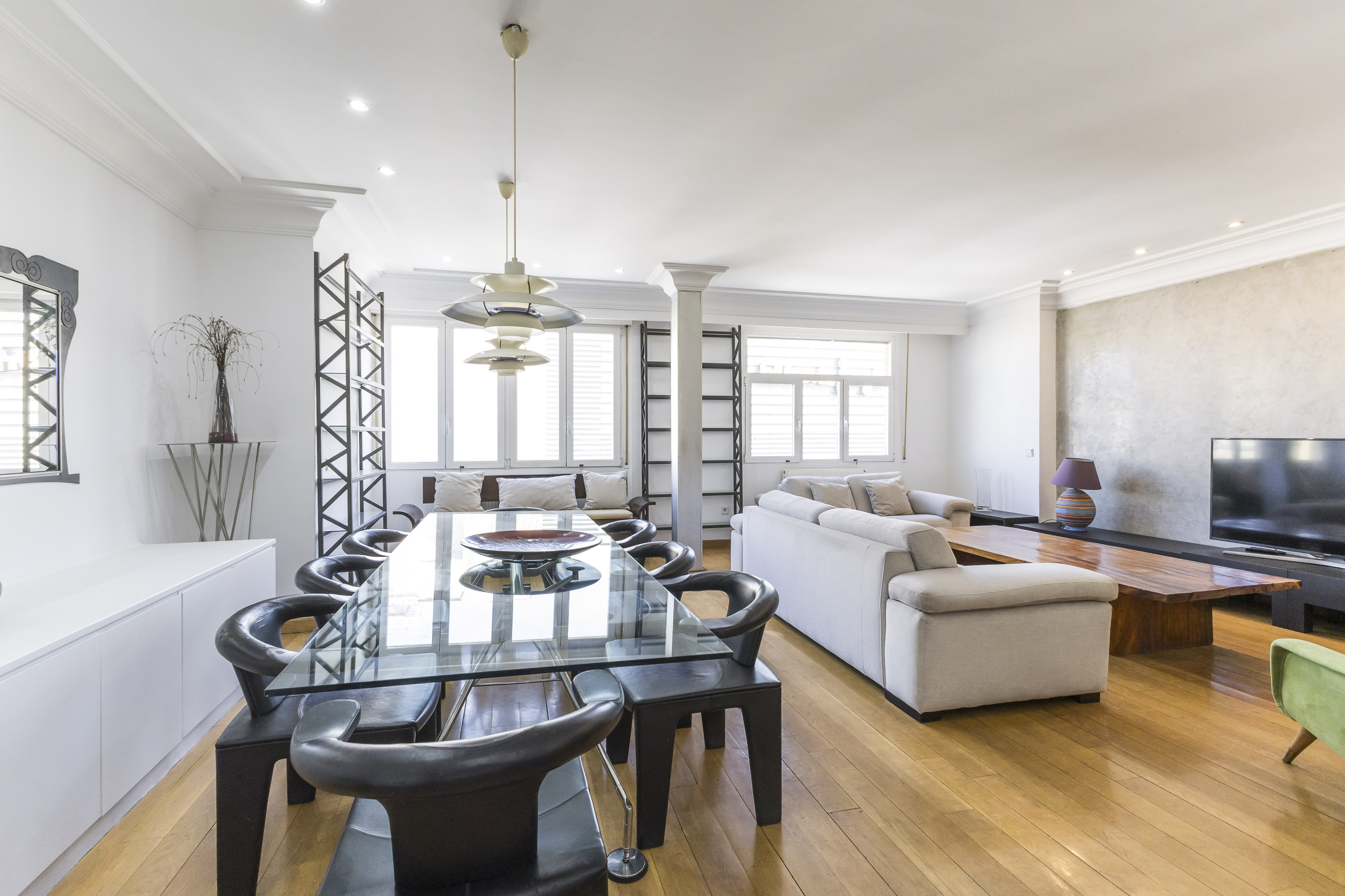 Exclusive, Impressive Exterior Apartment in Plaza de Felipe II