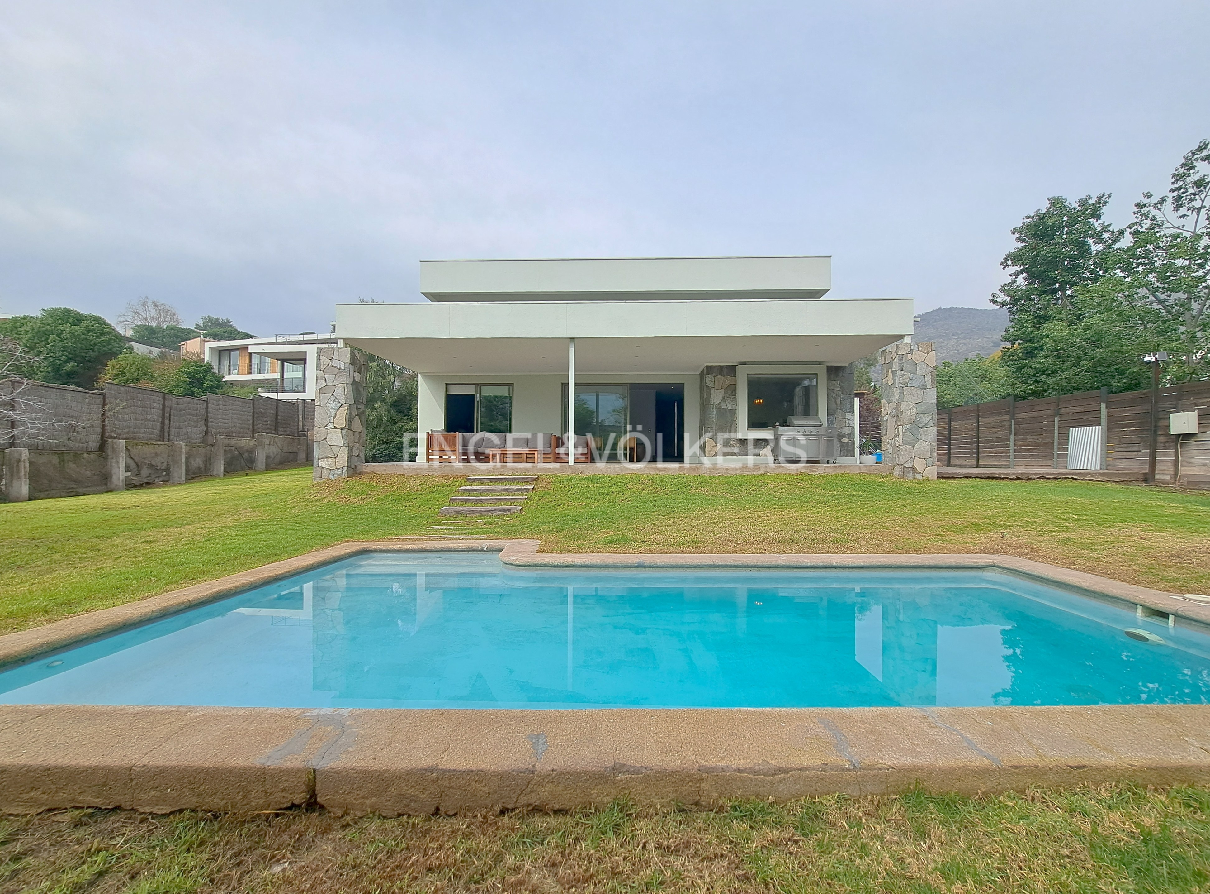 Casa mediterránea con gran terreno en La Reserva