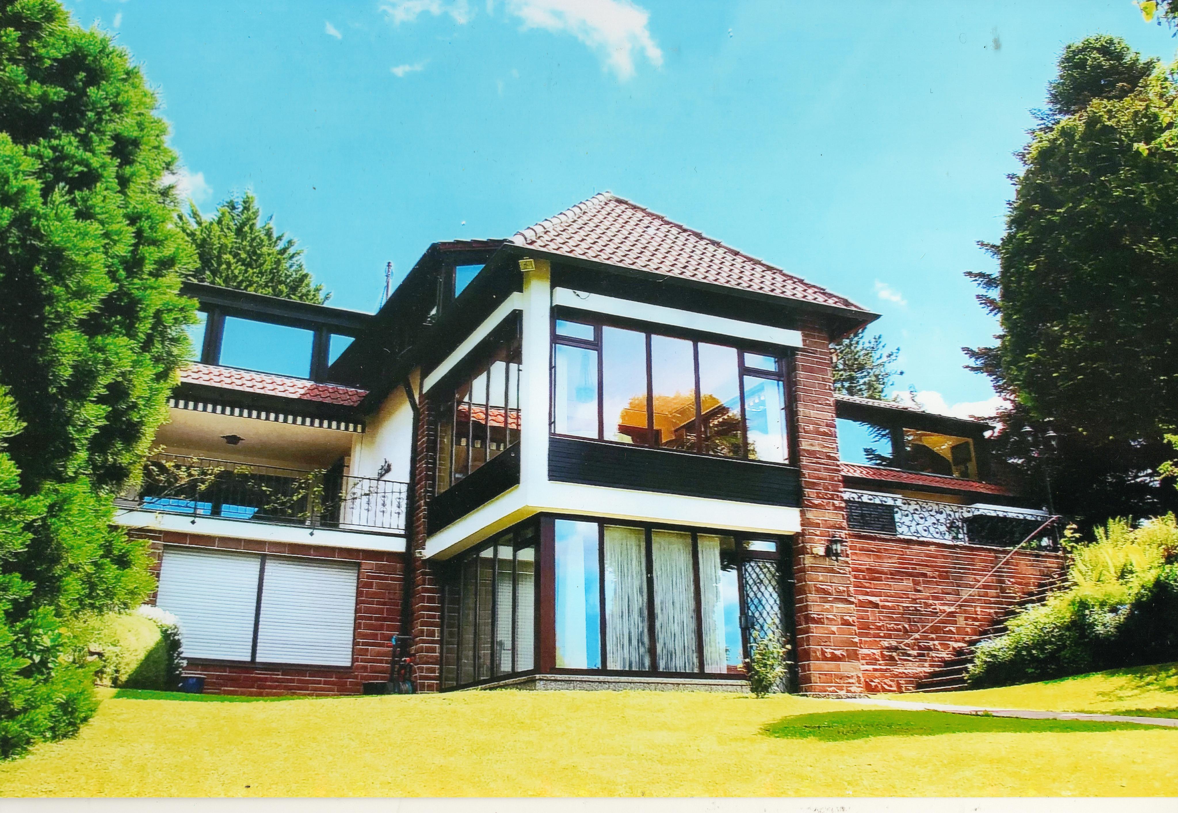 Dream view to Stuttgart: Representative villa estate in a privileged elevated location at Reichenberg!