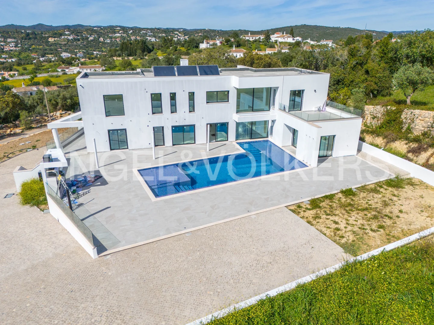 Modern 5-bed villa with pool and panoramic views