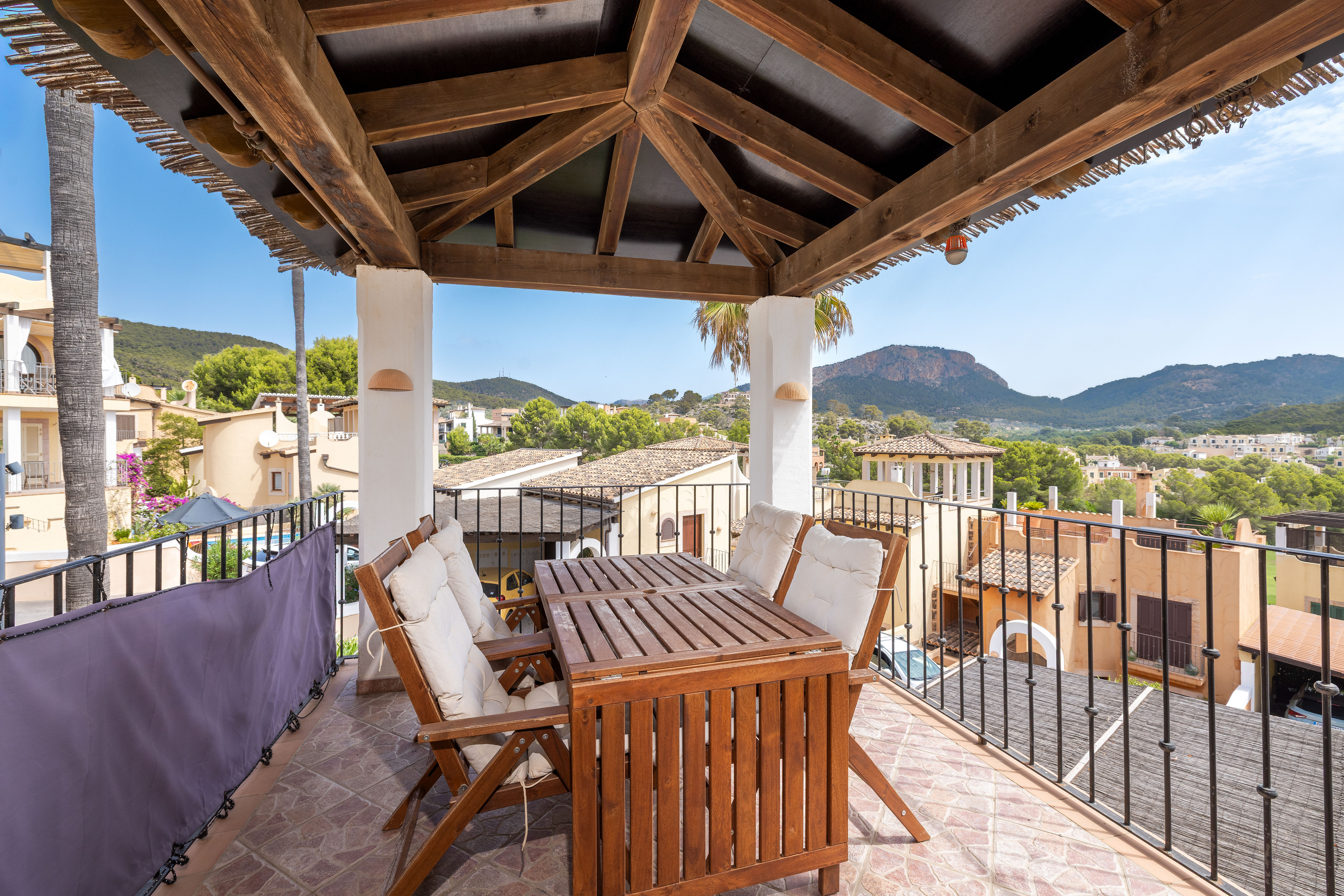 Mediterranes Golfhaus mit Pool und Bergblick