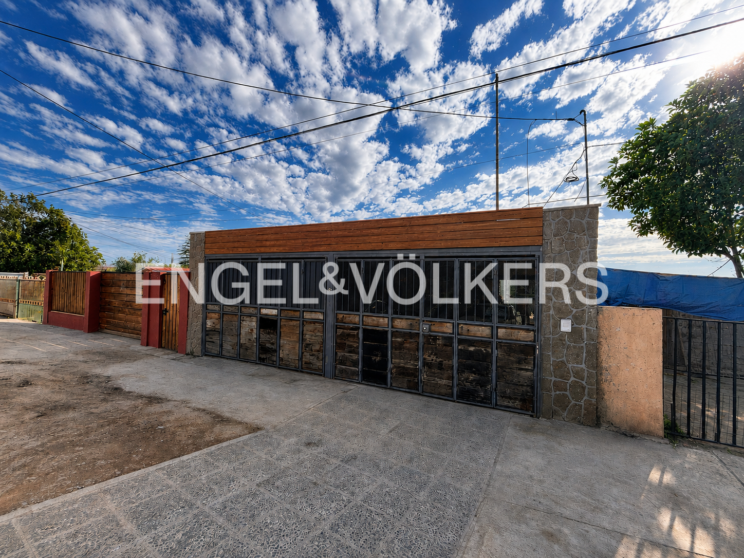 Se vende terreno con casas construidas en Cuatro Esquinas