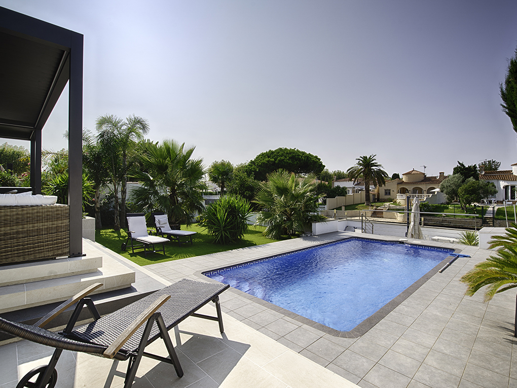 Maison moderne avec 17 m d´amarre au canal large