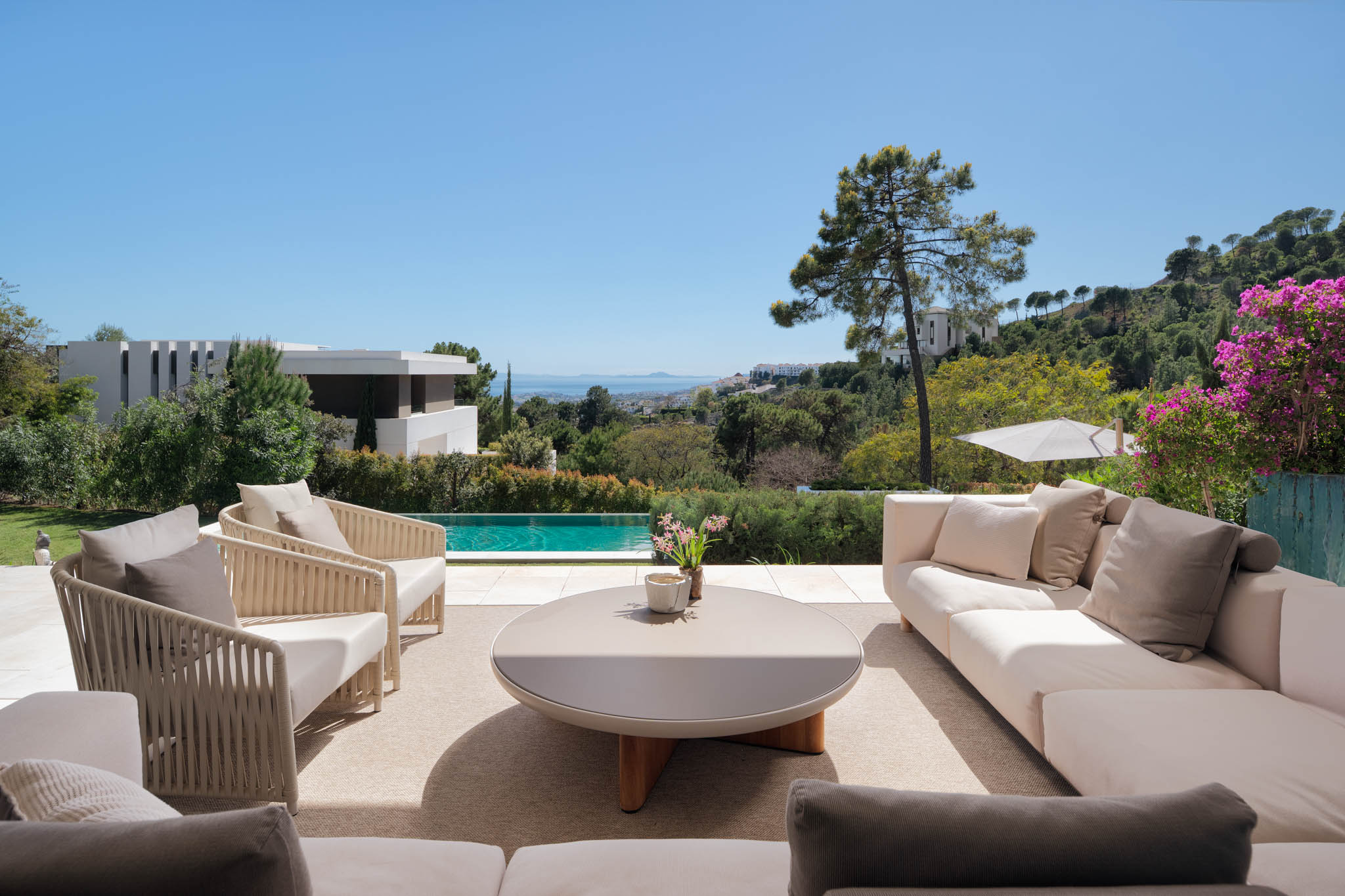 Villa de lujo moderna en Alcuzcuz-Benahavis con vistas panorámicas