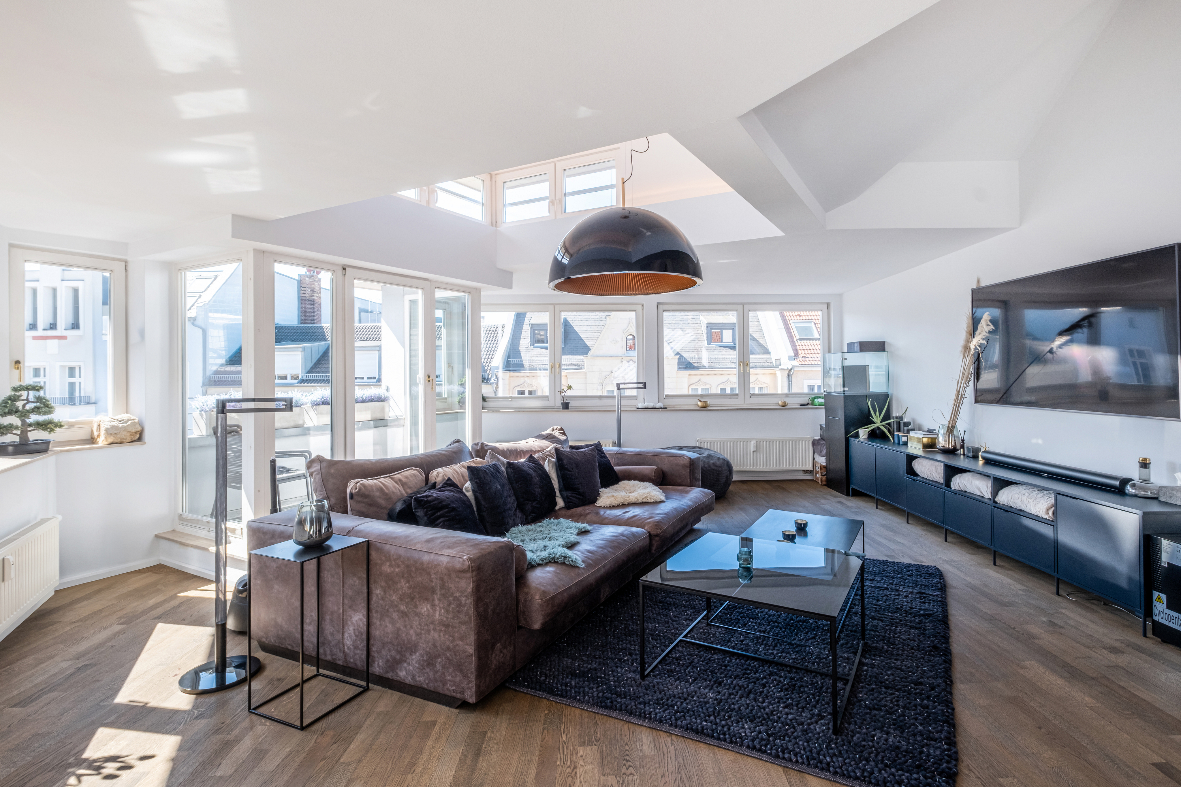 Skyline-Flair trifft Luxusdesign: Exklusive Dachgeschossresidenz mit Galerie und Dachterrasse im Herzen Berlins