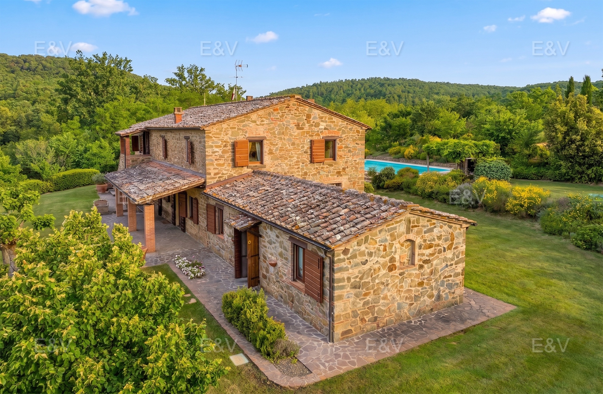 Tuscan farmhouse with large garden and pool