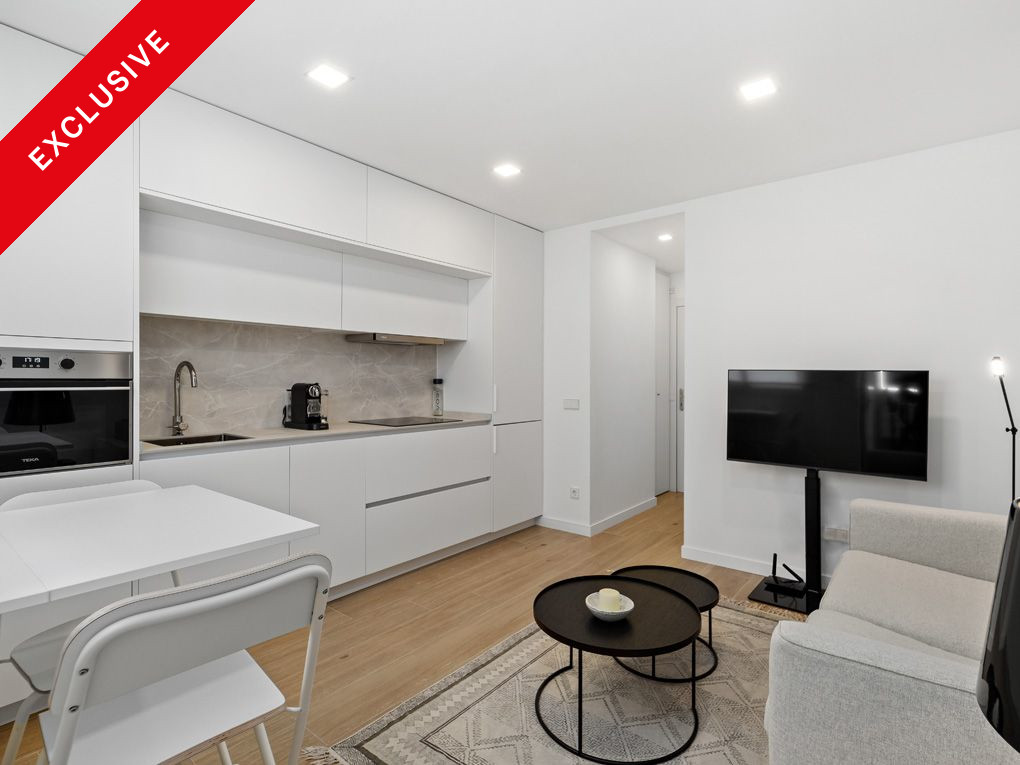 Charming bright renovated flat with lift communal roof terrace in a prime location in Jaime III