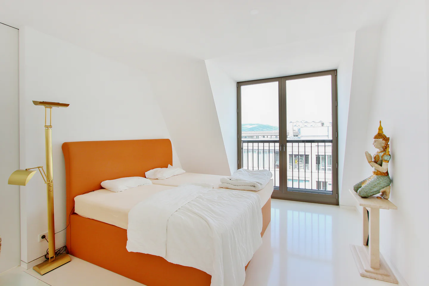 Upper Eastside Berlin: Minimalistische Residenz in Weiß an der Friedrichstraße - Photo 4