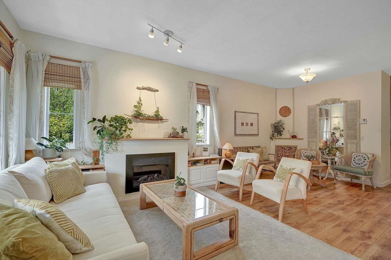 Bright Corner Townhome Near Future SkyTrain