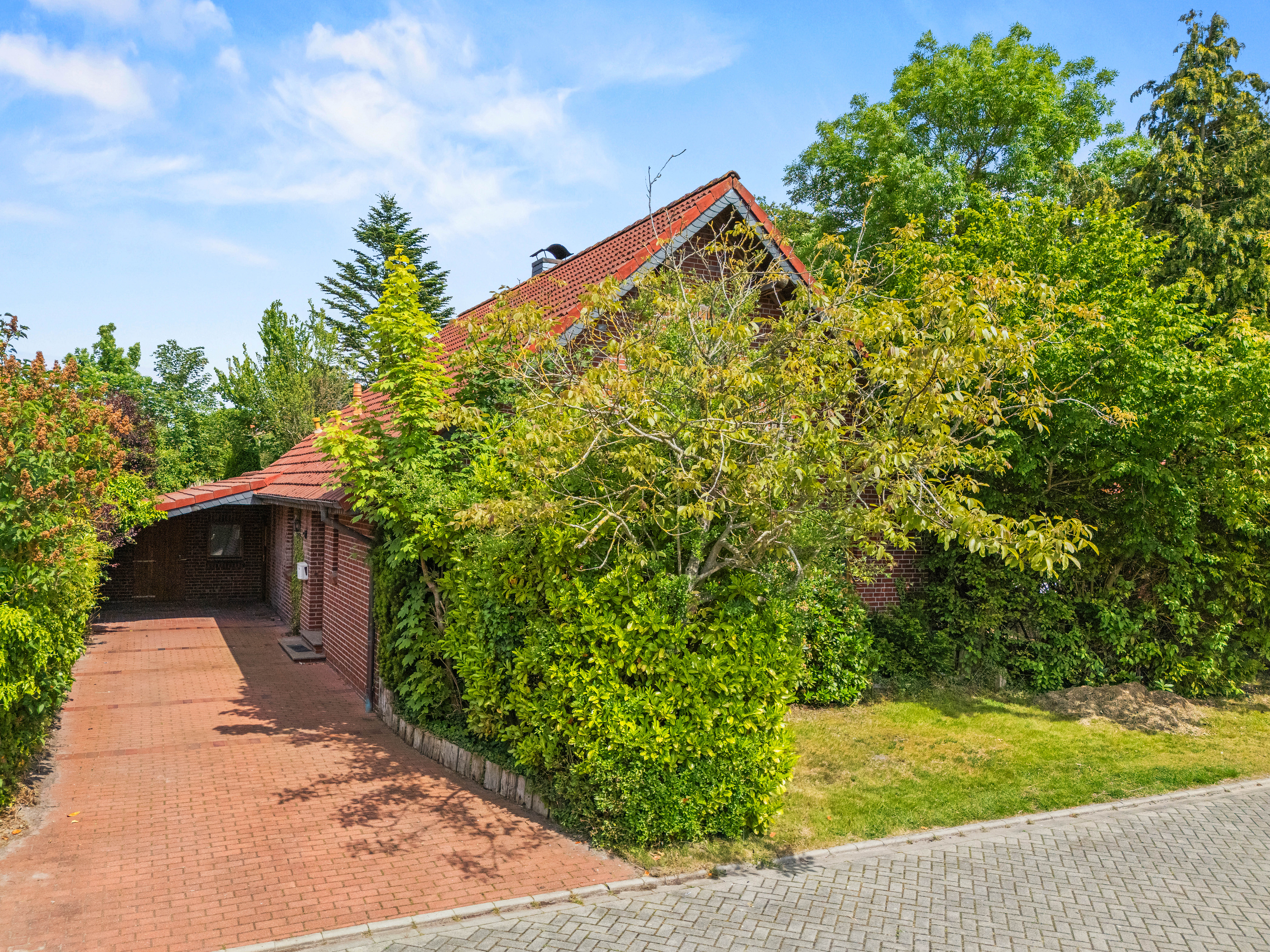 Einfamilienhaus mit Holzcharakter in ruhiger Sackgassenlage nahe Golfplatz