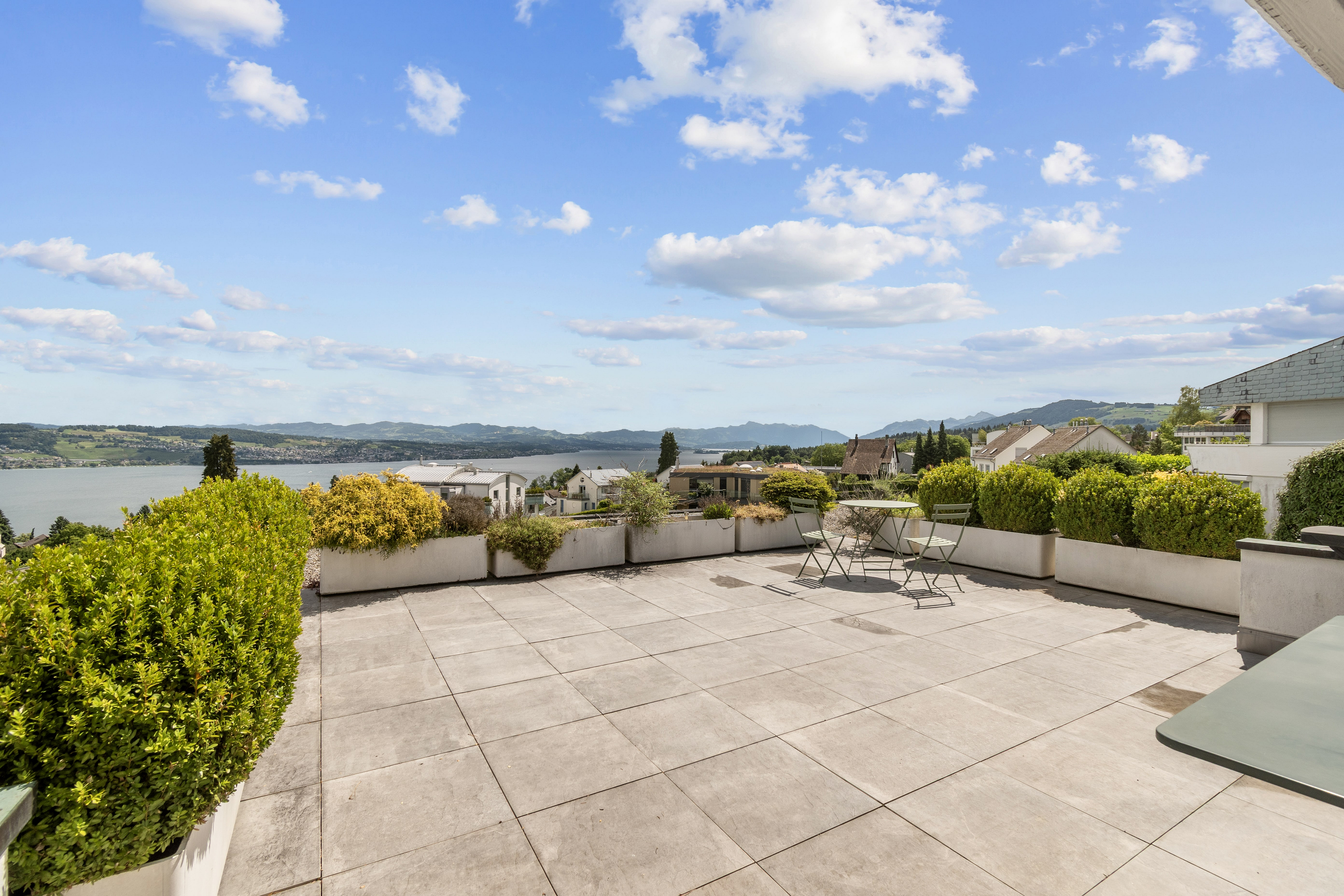 Terraced house with stunning lake view and great design potential