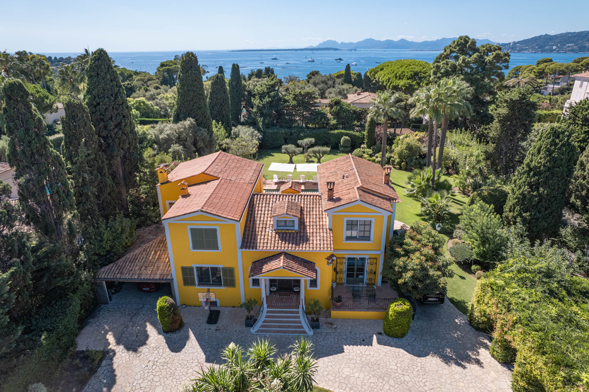 Cap d’Antibes – West-facing slope, exceptional property with a stone guesthouse
