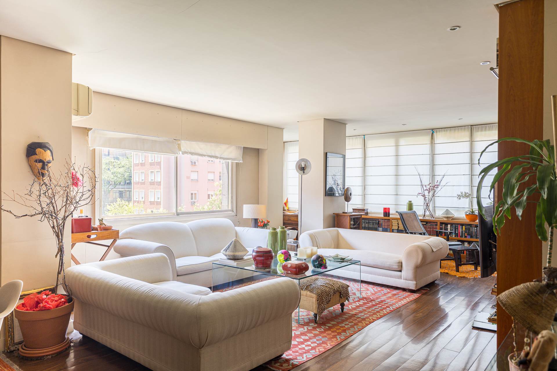 Fully exterior home with garage in El Viso
