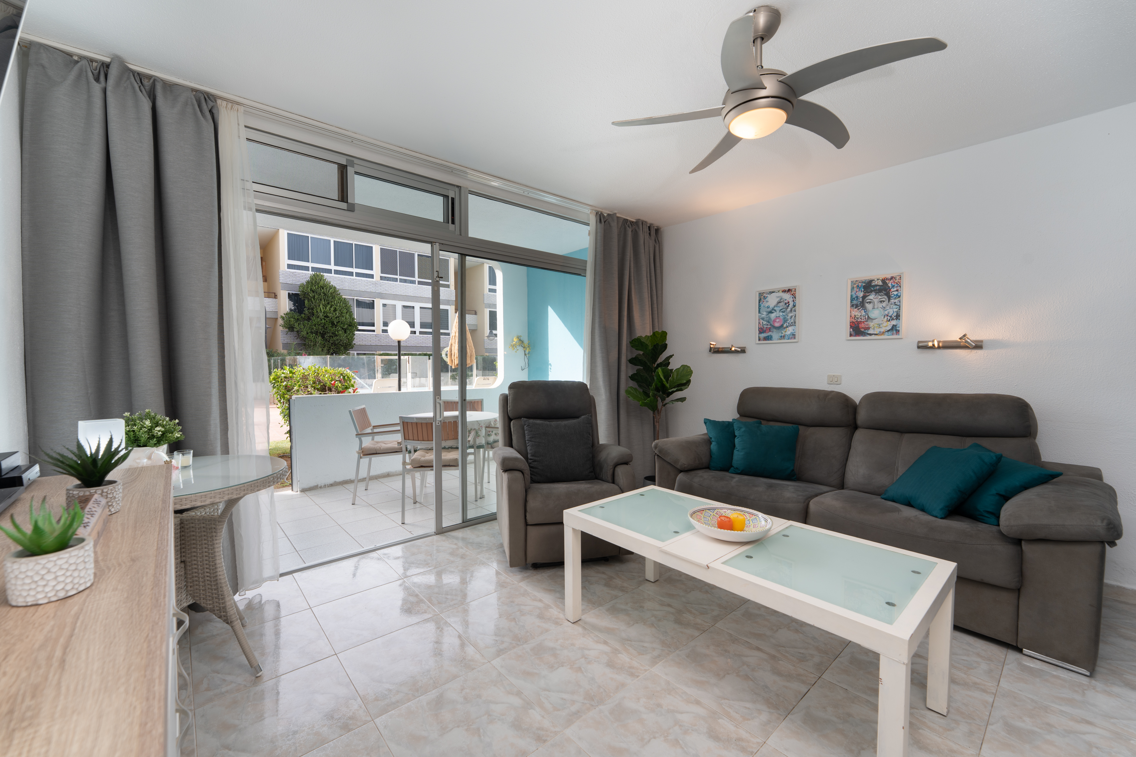 Exclusive seaside retreat: Apartment for sale in Playa del Inglés with direct pool access