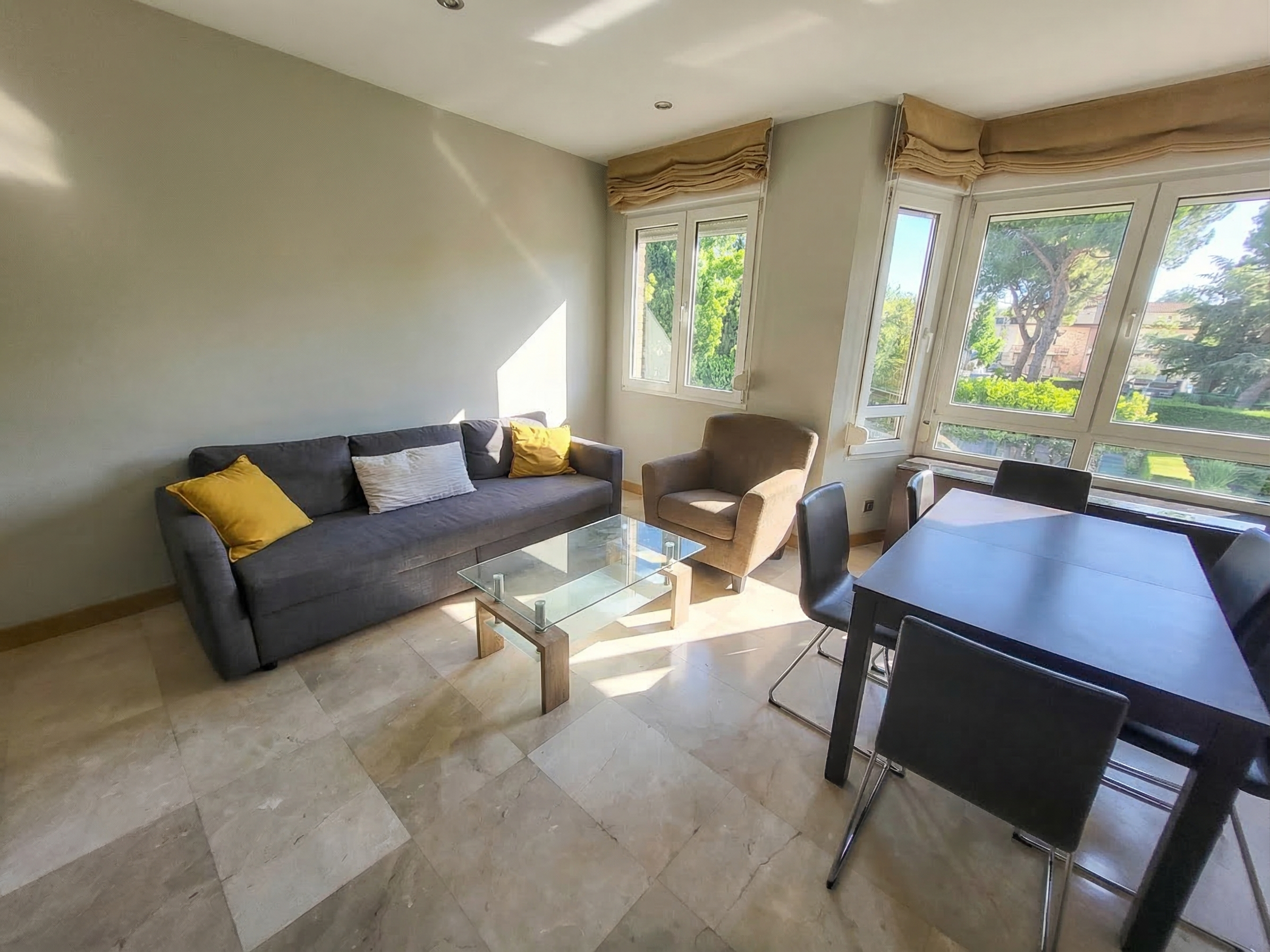 Furnished flat with 2 bedrooms, swimming pool and garage