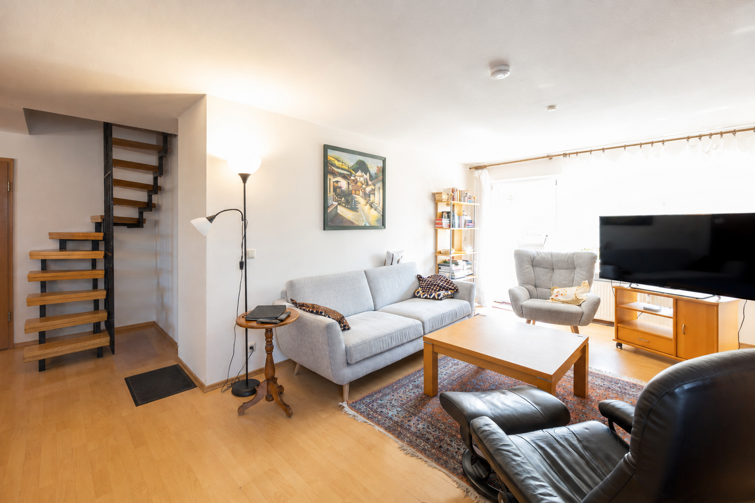 Kapitalanlage: Vermietete 2-Zimmer-Maisonette mit Südbalkon und hellem Dachstudio
