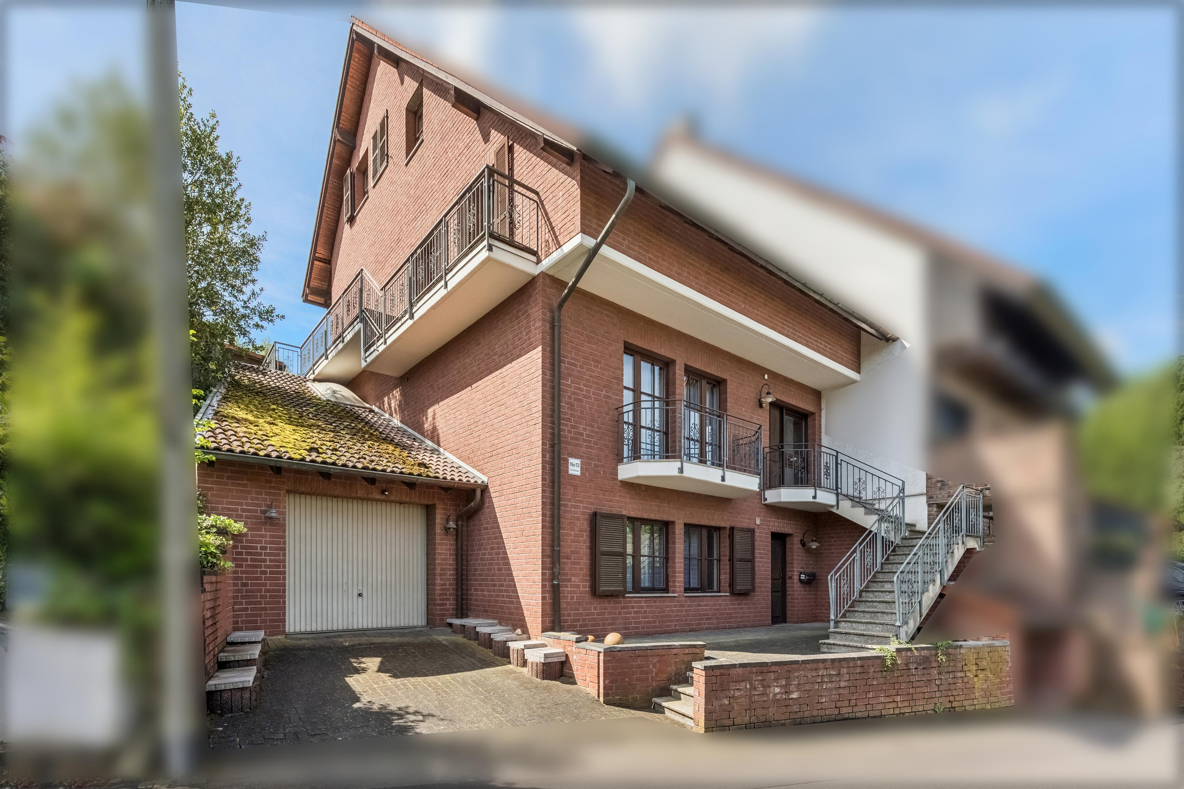 Semi-detached house: Spacious living with an in-law apartment and panoramic views, ready for creative realization