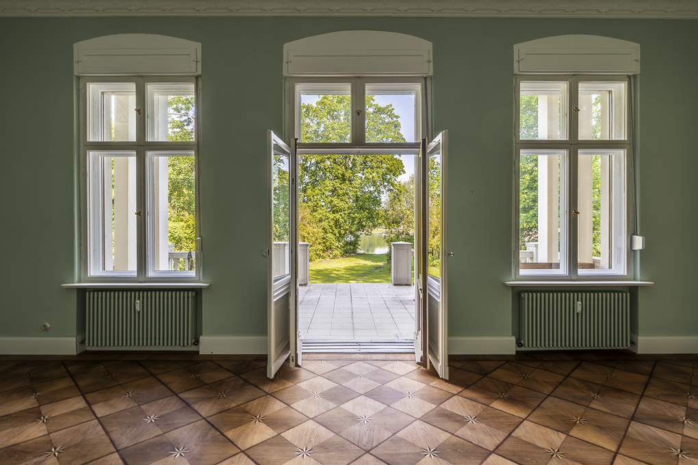 Außergewöhnliche Beletage mit Garten am Wasser