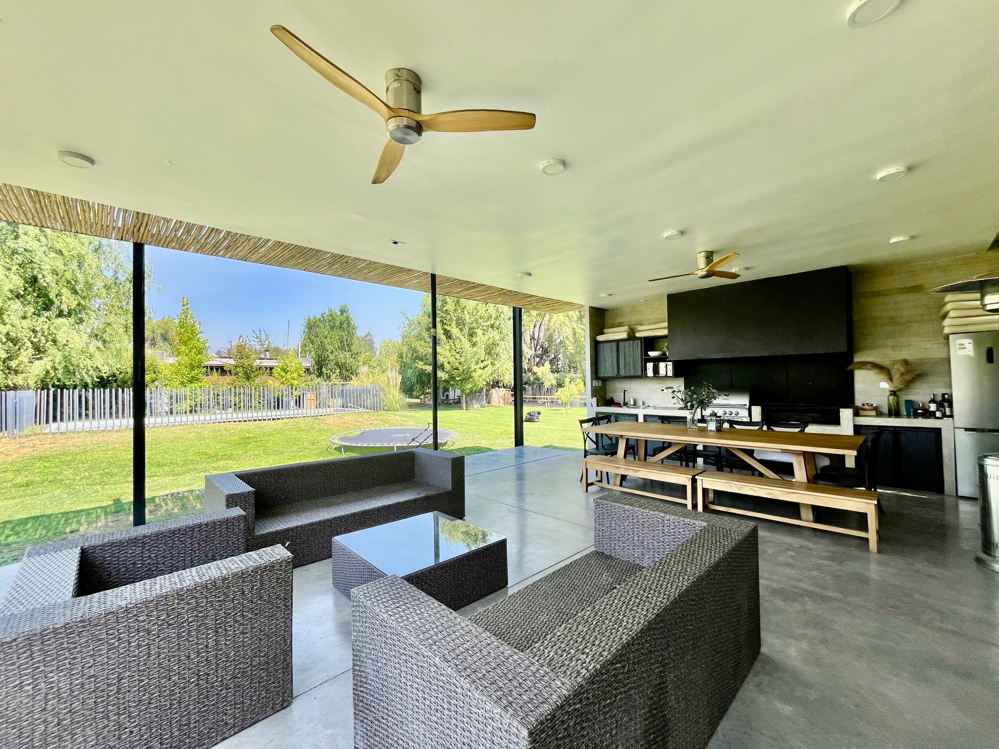 Arriendo casa, gran quincho, piscina, valor incluye mantención de Jardín