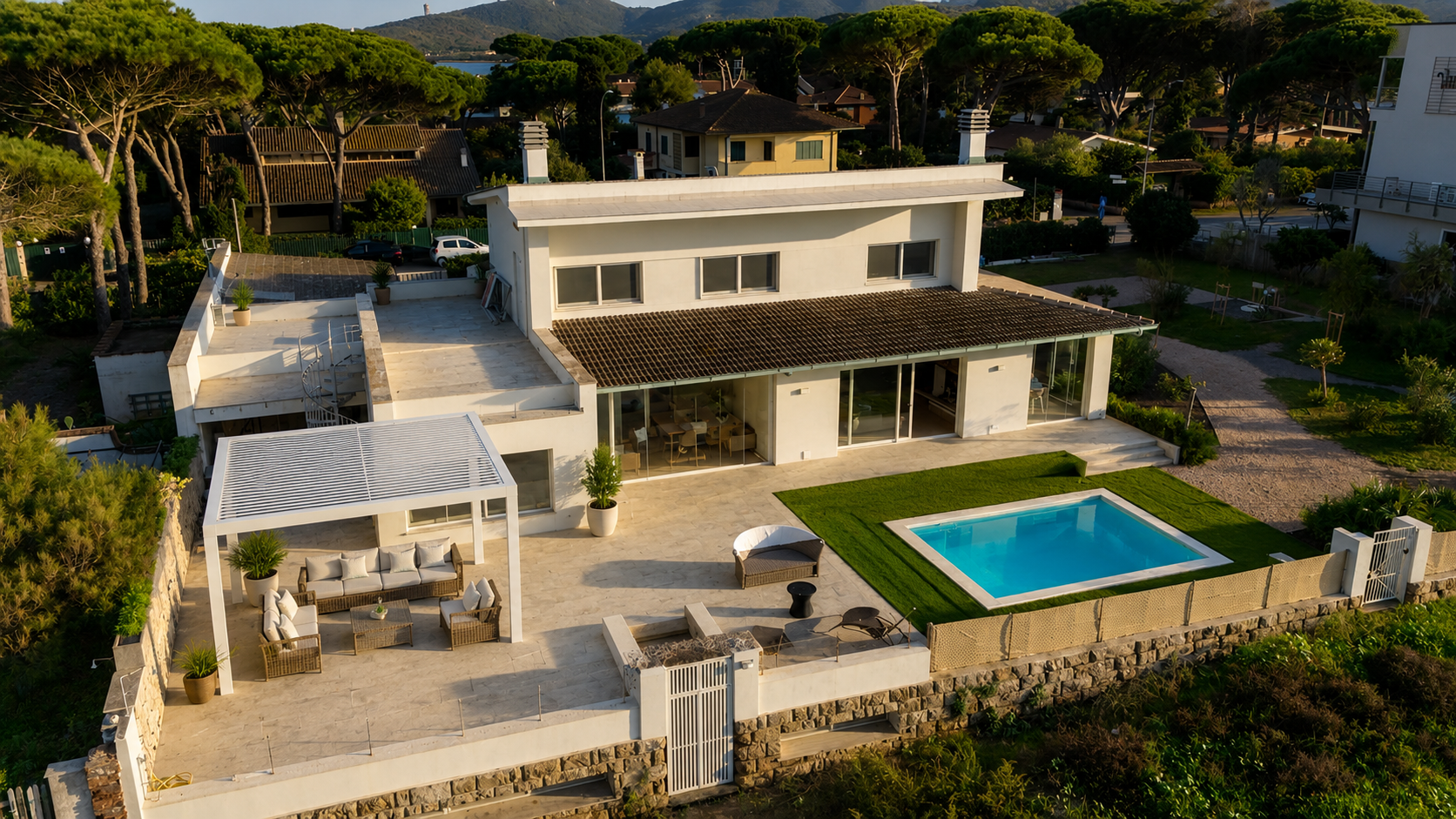 Live the sea every day: exclusive villa with direct access to Giannella Beach