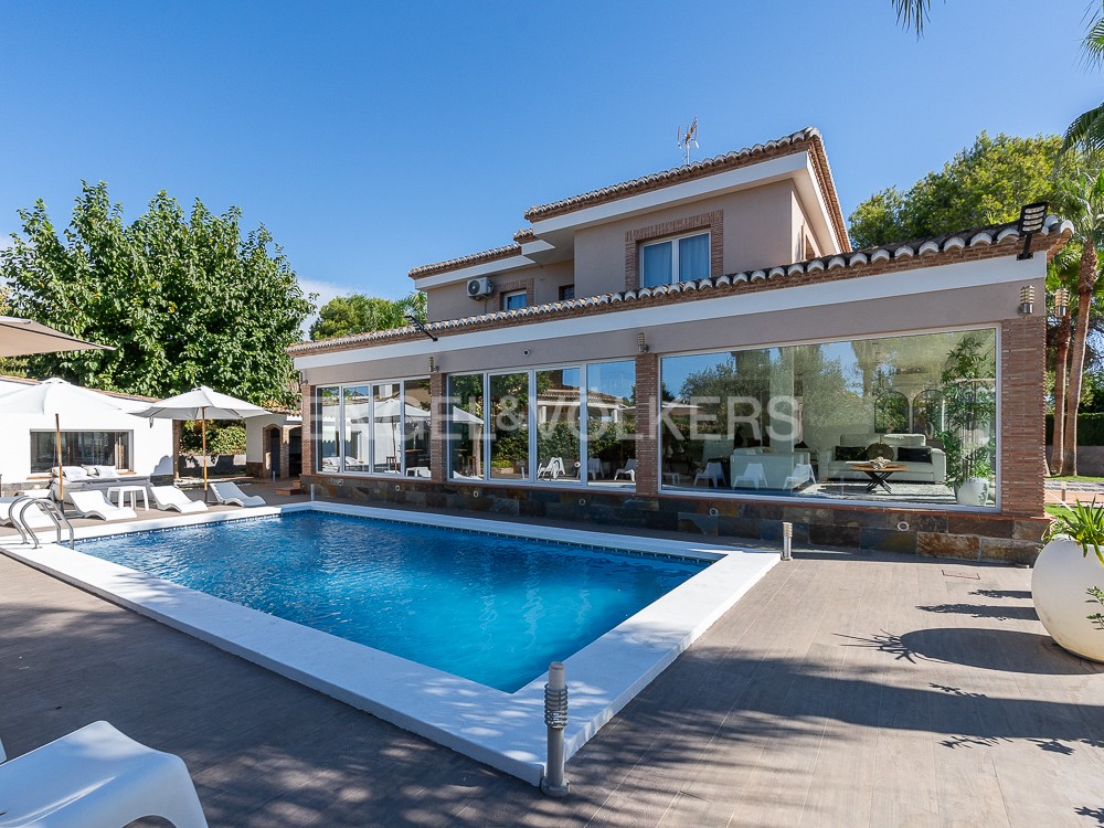Elegant villa with a guest house in Bétera