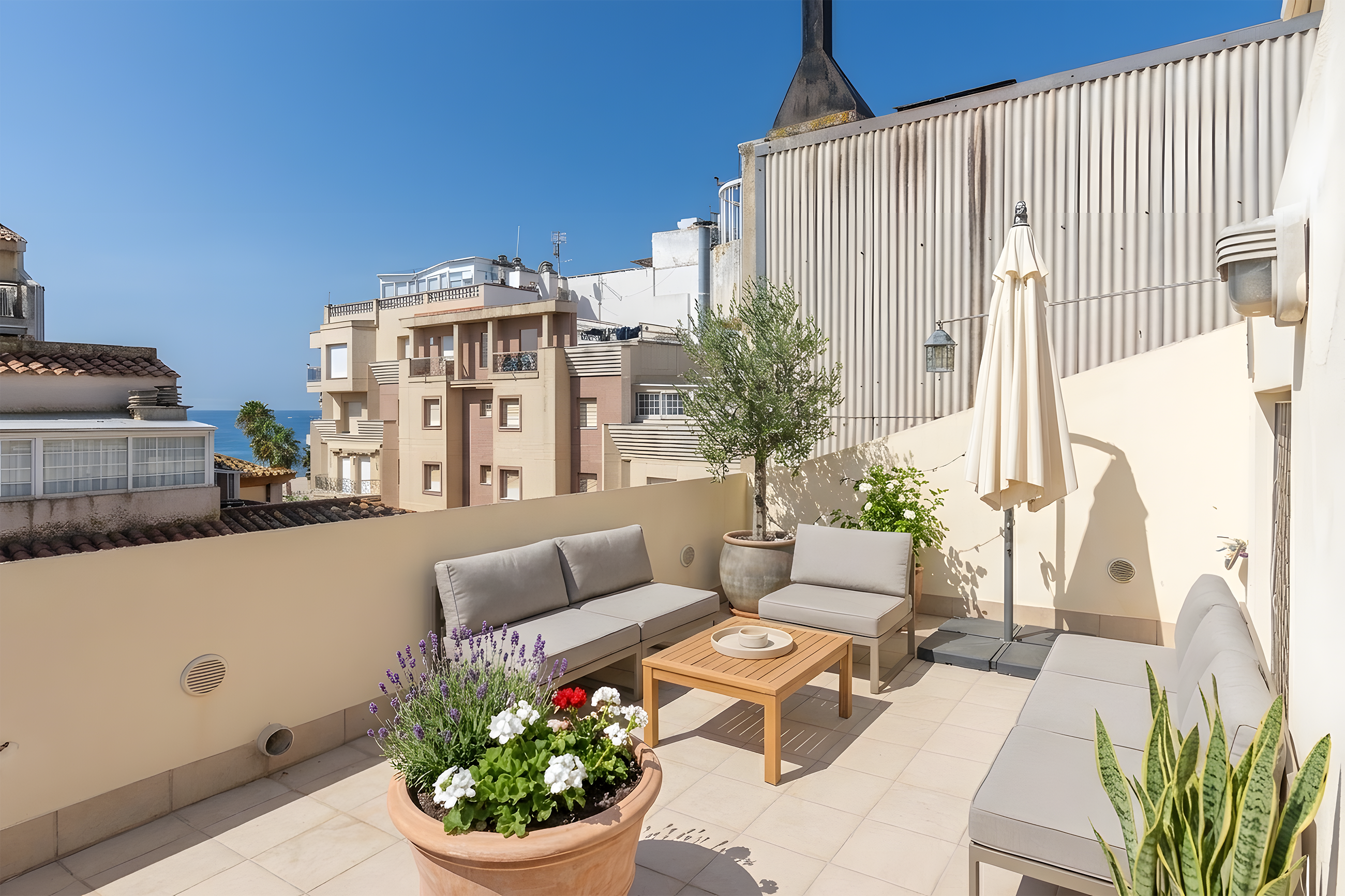 Duplex penthouse with parking in central Blanes