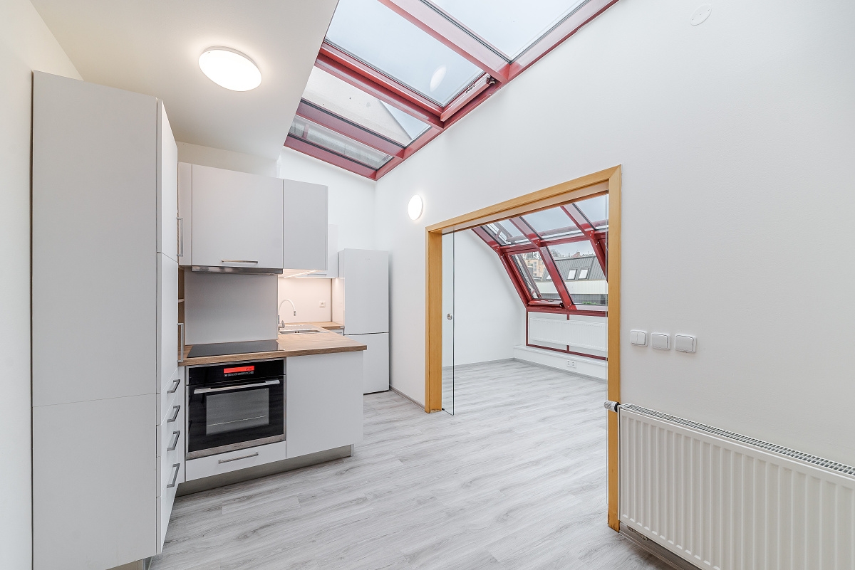 Rent a 4+1 apartment on the top floor near the centre of Smíchov