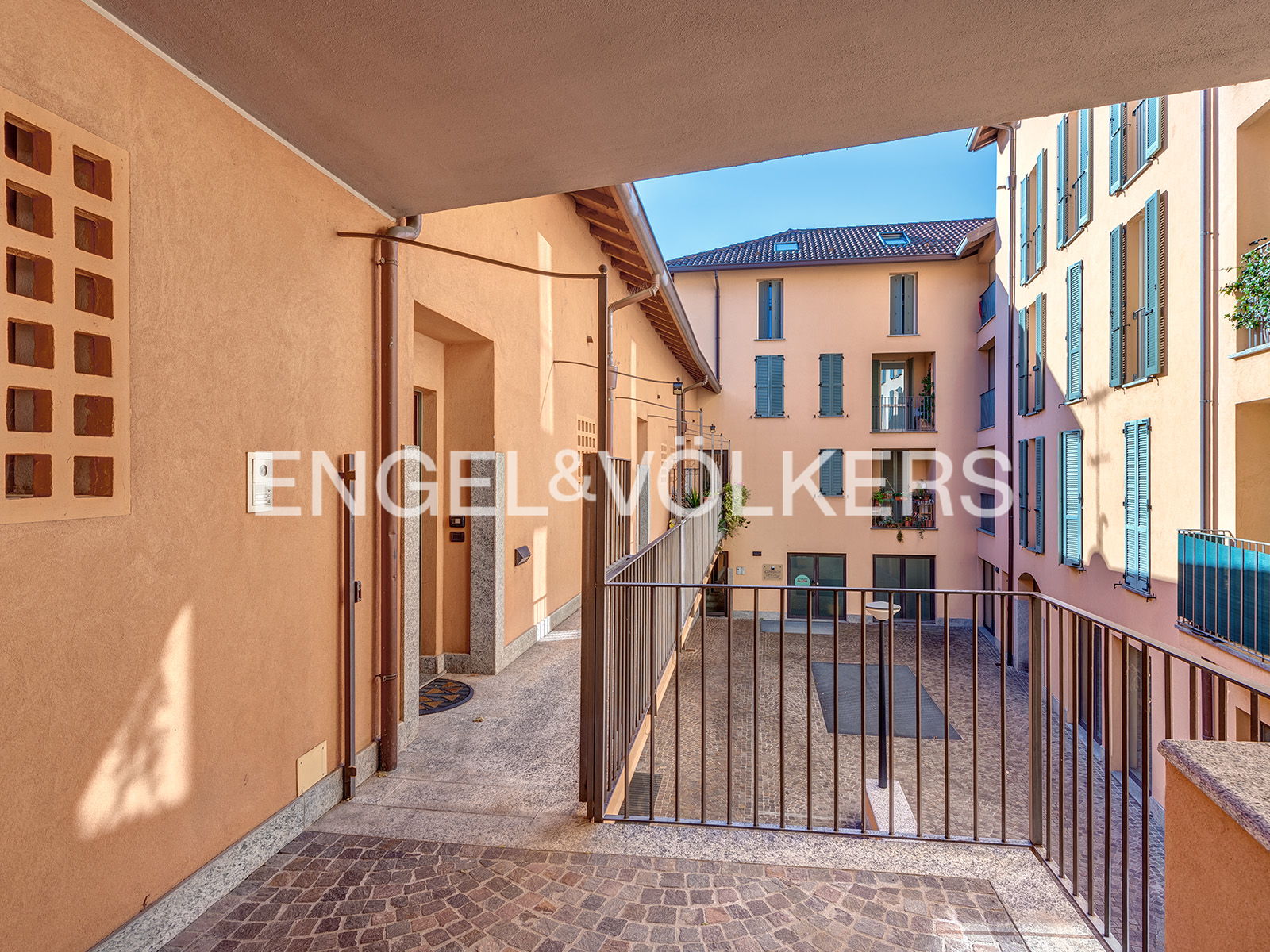 Lovely two-room duplex with covered parking space near the centre of Lecco