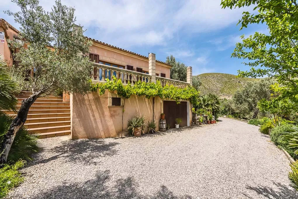 Country home in a wonderful location with views of Capdepera